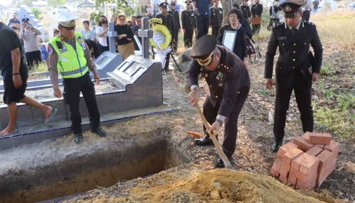 Kapolres Bangka Pimpin Pemakaman Kedinasan Aipda Manggara Pangodian