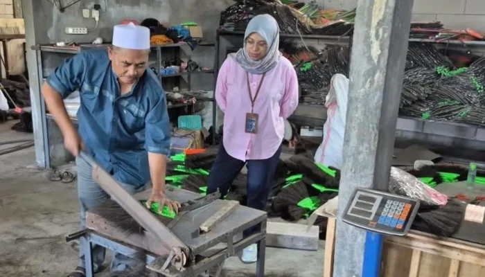 KUR BNI Jember Angkat Usaha Sapu Ijuk ‘Ken Dedes’ di Semboro Naik Kelas