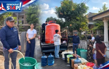 Peduli dan Beri Solusi, Anggota DPRD Basel Suwandi dan Istri Bantu Warga Dapatkan Air Bersih