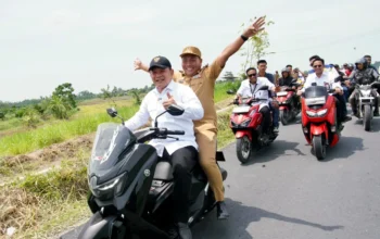 Naik Motor ke Persawahan, Kepala Staf Kepresidenan Cek Langsung Irigasi Petani di Deli Serdang