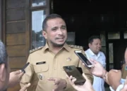 Bupati SBT Tinjau Lokasi Kebakaran di Desa Sesar, Serahkan Bantuan kepada Korban