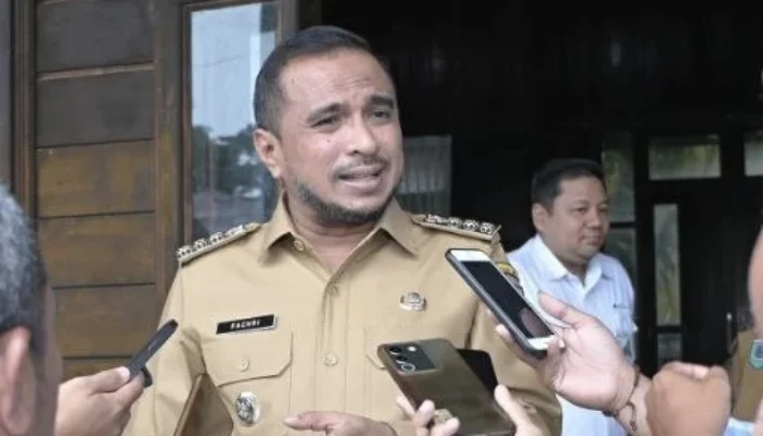 Bupati SBT Tinjau Lokasi Kebakaran di Desa Sesar, Serahkan Bantuan kepada Korban