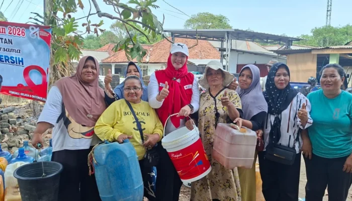 PMI Bangka Selatan Salurkan 5.000 Liter Air Bersih untuk Warga Teladan