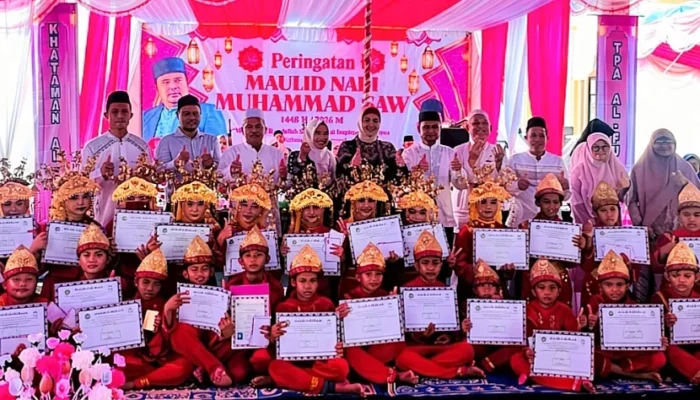 Wabup Debby Hadiri Maulid Nabi dan Khataman Al-Qur’an TPA Al-Furqan Desa Tiram