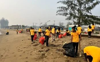 Polres SBT Ajak Warga Peduli Lingkungan Lewat Korvei di Pantai Wailola