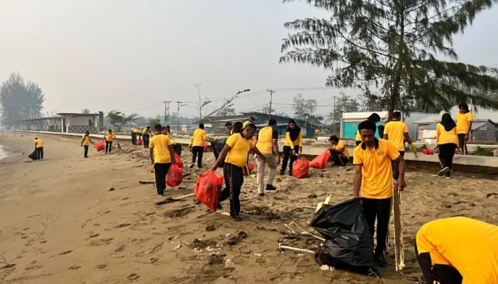 Polres SBT Ajak Warga Peduli Lingkungan Lewat Korvei di Pantai Wailola