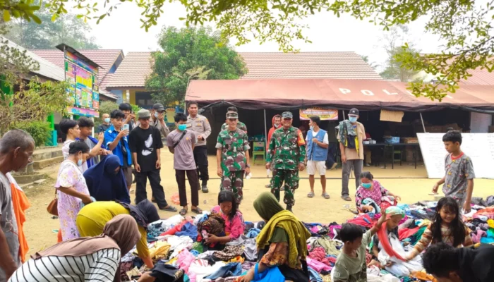 Kodim Basel dan Korem 045/Gaya Bergerak Bantu Korban Kebakaran di Serdang